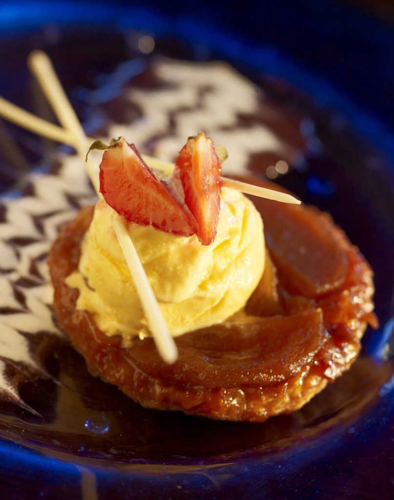 Sweet fruit tart with vanilla icecream